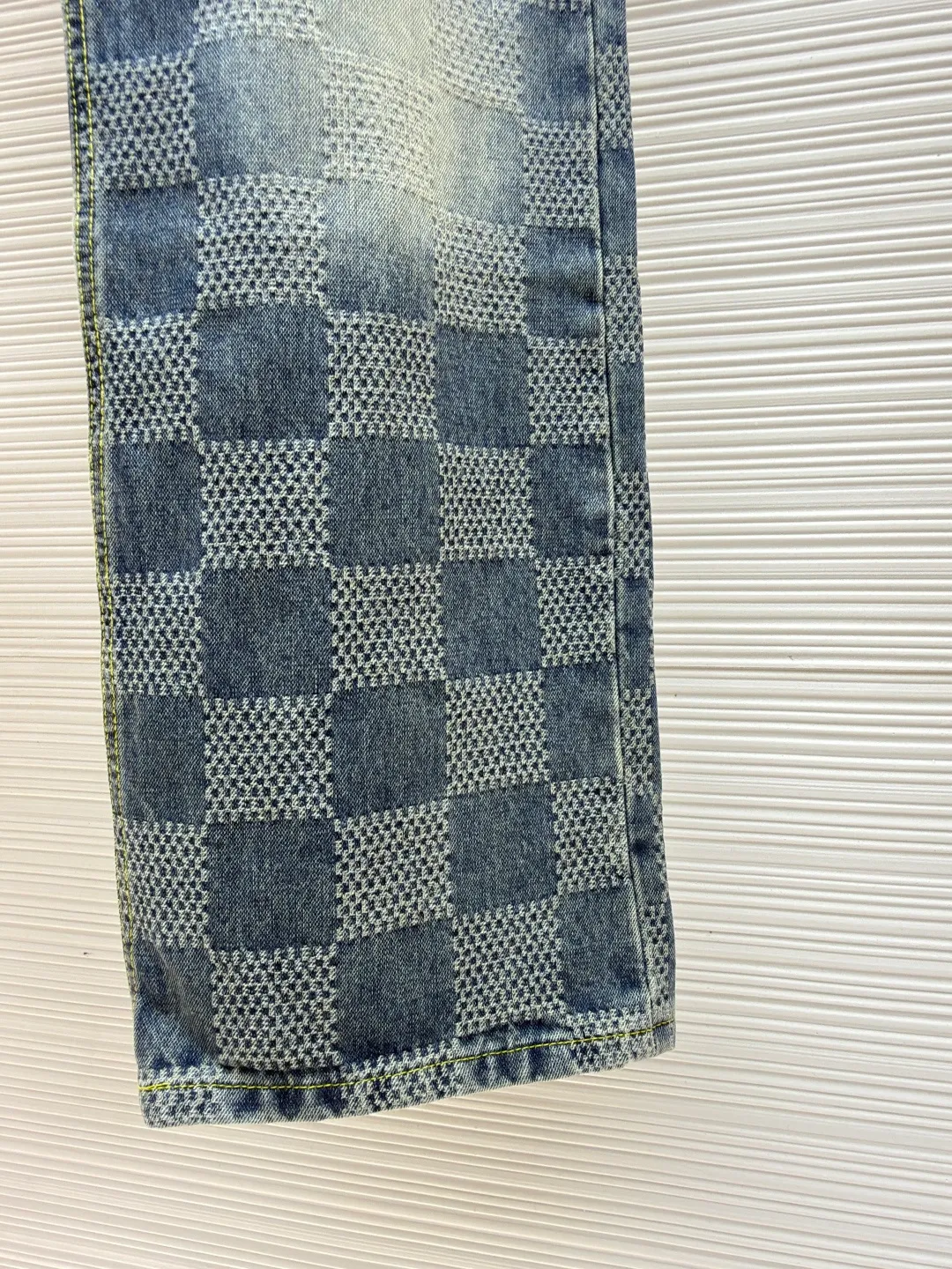 LOUIS VUITTON wide-leg checkerboard denim trousers ●Authentic product: purchased and developed at 15700 ●Item number: 1680096-B95 ●Fabric: denim fabric ●Technology: yarn-dyed jacquard ●Version: fitted version ●Size: 28-30-32-34-36 ●Weight: about 815g ●Description: Both the front and back panels have the brand's iconic embroidered LOGO, and the front panel is decorated with a checkerboard pattern, plus the brand's English embroidery. The back embroidery uses 3D three-dimensional embroidery, with a total stitch count of 23,800. The zipper is electroplated in an aged brass color, and the pull tabs are in an electroplated aged brass color. The overall wiring is straight and delicate, the fabric is comfortable and soft, and the color is consistent without color difference. It can be matched with the same style to create a fashionable look and control various occasions. Customized accessories, complete with three standards, same style for men and women!